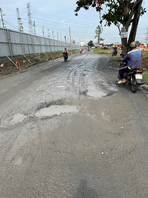 Đường Phạm Hữu Lầu bị Đường Phạm Hữu Lầu bị