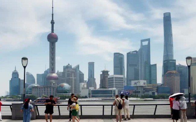 Fitch cảnh báo hạ bậc xếp hạng của hàng chục ngân hàng Mỹ, chứng khoán châu Á mất điểm