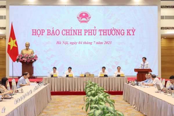 Phó Thống đốc NHNN nói về việc tín dụng tăng chậm hơn khi lãi suất giảm nhanh