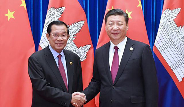 Thủ tướng Campuchia Hun Sen (trái) gặp Chủ tịch Trung Quốc Tập Cận Bình tại Bắc Kinh năm 2017. (Ảnh: Tân Hoa Xã)