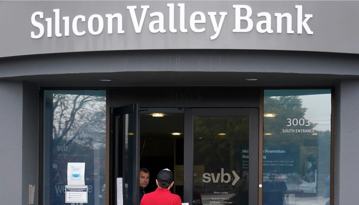 Vì sao Silicon Valley Bank sụp đổ? Vì sao Silicon Valley Bank sụp đổ?