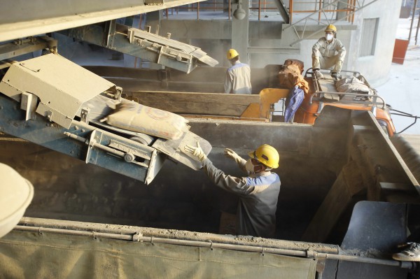 Bất động sản chưa hồi phục, công ty xi măng, sắt thép tiếp tục thua lỗ