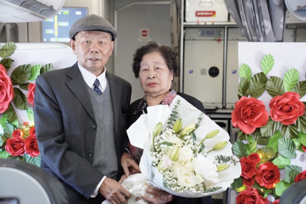 Cụ ông U90 tỏ tình với vợ ngọt ngào trên chuyến bay Vietjet ngày Valentine