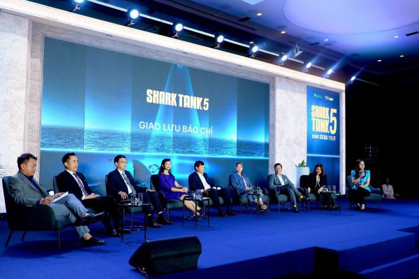 Dàn “cá mập” vừa quen vừa lạ trở lại cực ấn tượng trong Shark Tank mùa 5, “bà Ngoại U60” chiếm spotlight Dàn “cá mập” vừa quen vừa lạ trở lại cực ấn tượng trong Shark Tank mùa 5, “bà Ngoại U60” chiếm spotlight