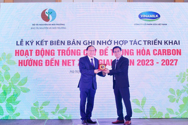 Góp phần cùng Chính phủ thực hiện mục tiêu Net Zero 2050, Vinamilk tiếp tục hành trình trồng cây xanh