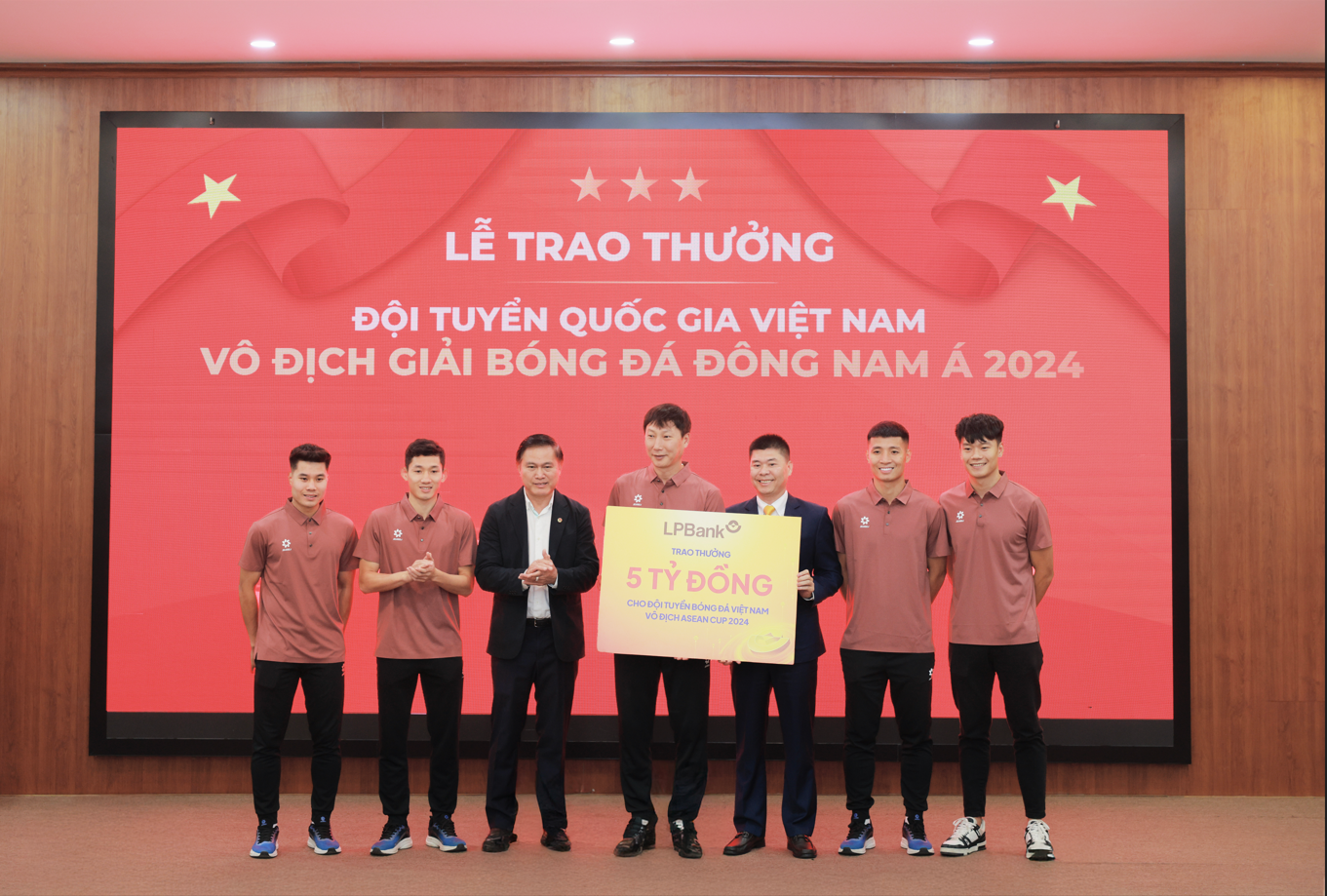 LPBank trao thưởng 5 tỷ đồng, đồng hành cùng Đội tuyển Bóng đá Việt Nam đăng quang ngôi vô địch Đông Nam Á