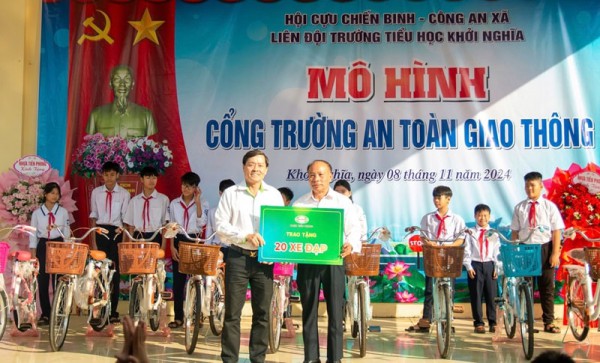 Nhựa Tiền Phong tặng xe đạp cho học sinh nghèo Hải Phòng