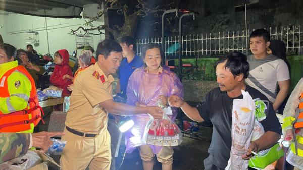 Những chuyến xe hàng hóa cứu trợ của Hoa Sen đến với bà con Khánh Hòa, Đắk Lắk, Gia Lai