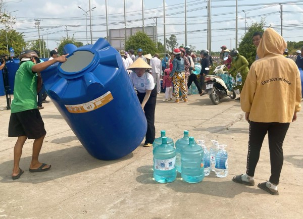 'Nước ngọt nghĩa tình' đến với người dân vùng hạn mặn miền Tây