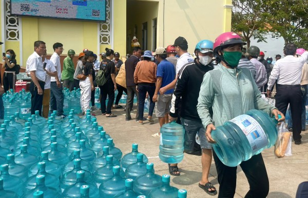 'Nước ngọt nghĩa tình' đến với người dân vùng hạn mặn miền Tây