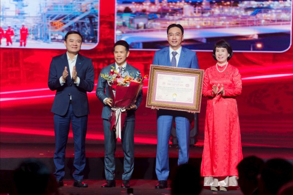 PV GAS khẳng định vị thế với 3 Kỷ lục Việt Nam PV GAS khẳng định vị thế với 3 Kỷ lục Việt Nam