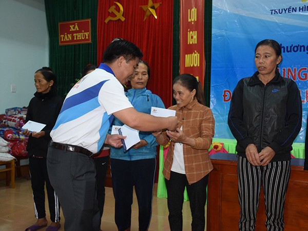 SCTV trao quà cho 190 hộ dân và giao lưu văn nghệ với người dân xã Tân Thủy, huyện Lệ Thủy