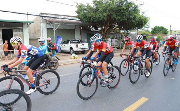 Sôi động chặng đua chung kết mùa giải xe đạp quốc tế truyền hình Bình Dương năm 2023