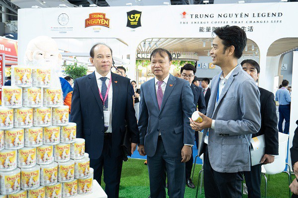 Sữa đặc Ông Thọ của Vinamilk tạo sức hút ấn tượng tại Hội chợ quốc tế Quảng Châu, Trung Quốc