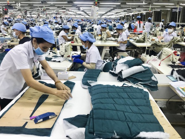 Sụt giảm đơn hàng, doanh nghiệp ráo riết tái cấu trúc