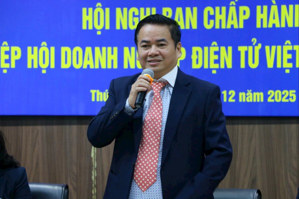 Tiến sĩ Nguyễn Văn Đông được bầu làm Chủ tịch Hiệp hội Điện tử và Tin học Việt Nam Tiến sĩ Nguyễn Văn Đông được bầu làm Chủ tịch Hiệp hội Điện tử và Tin học Việt Nam