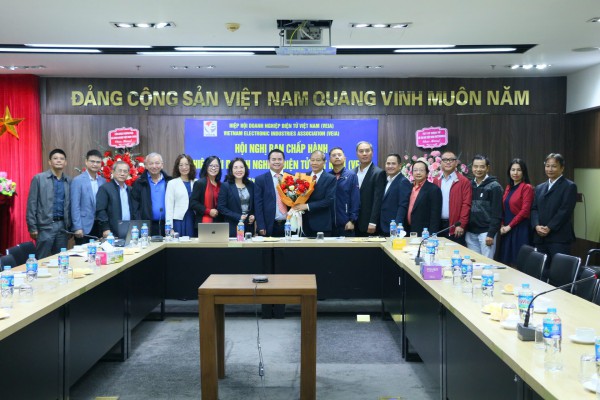 Tiến sĩ Nguyễn Văn Đông được bầu làm Chủ tịch Hiệp hội Điện tử và Tin học Việt Nam Tiến sĩ Nguyễn Văn Đông được bầu làm Chủ tịch Hiệp hội Điện tử và Tin học Việt Nam