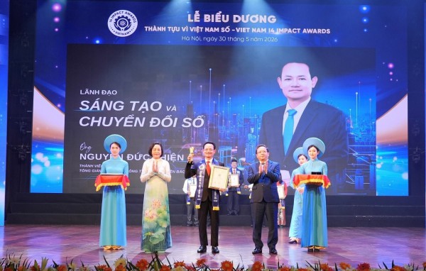 Tổng Giám đốc EVNNPC Nguyễn Đức Thiện nhận giải thưởng "Lãnh đạo sáng tạo và chuyển đổi số"