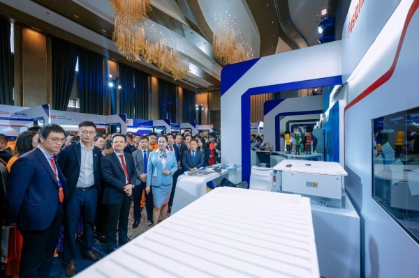 Tổng Giám đốc EVNNPC Nguyễn Đức Thiện nhận giải thưởng "Lãnh đạo sáng tạo và chuyển đổi số"