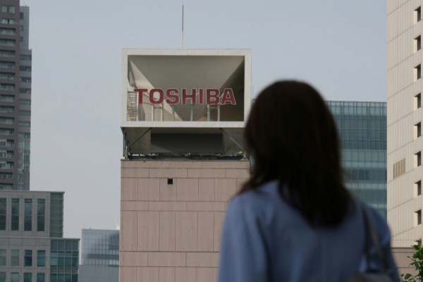 Toshiba hạ giá “bán mình”