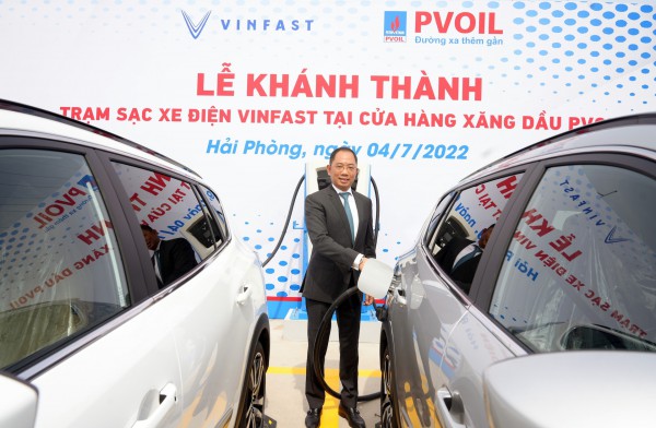 Trạm sạc xe điện VinFast đầu tiên tại cửa hàng xăng dầu PVOIL đi vào hoạt động
