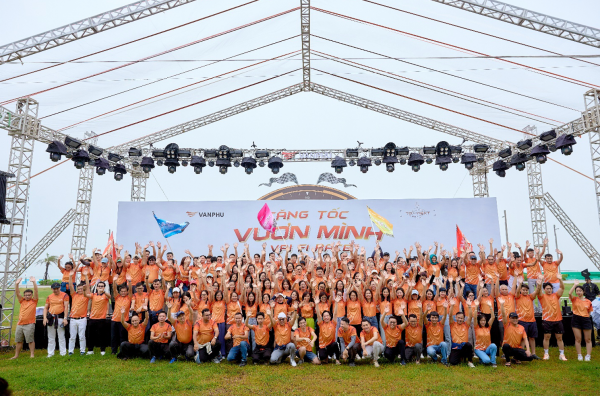 Văn Phú được vinh danh Top 100 nơi làm việc tốt nhất Việt Nam 2025 Văn Phú được vinh danh Top 100 nơi làm việc tốt nhất Việt Nam 2025