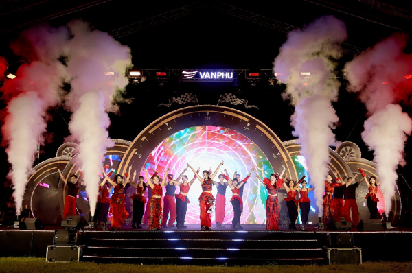 Văn Phú được vinh danh Top 100 nơi làm việc tốt nhất Việt Nam 2025 Văn Phú được vinh danh Top 100 nơi làm việc tốt nhất Việt Nam 2025