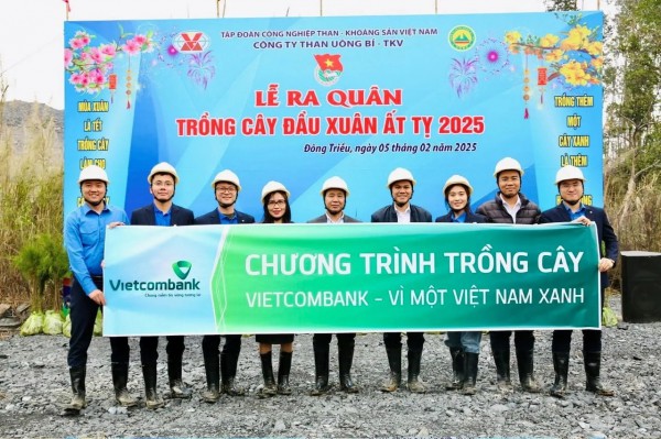 Vietcombank Hạ Long và Công ty Than Uông Bí - TKV trồng 2.500 cây phi lao