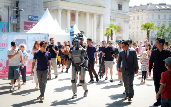 VinRobotics lần đầu trình diễn người máy “make in Vietnam” tại loạt sự kiện công nghệ quốc tế