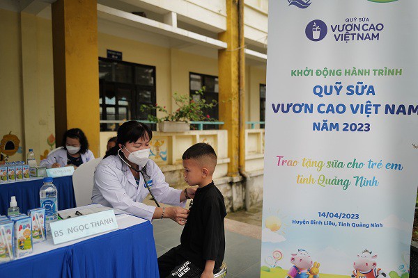 Vinamilk khởi động Quỹ sữa “Vươn cao Việt Nam” năm 2023 tại Quảng Ninh