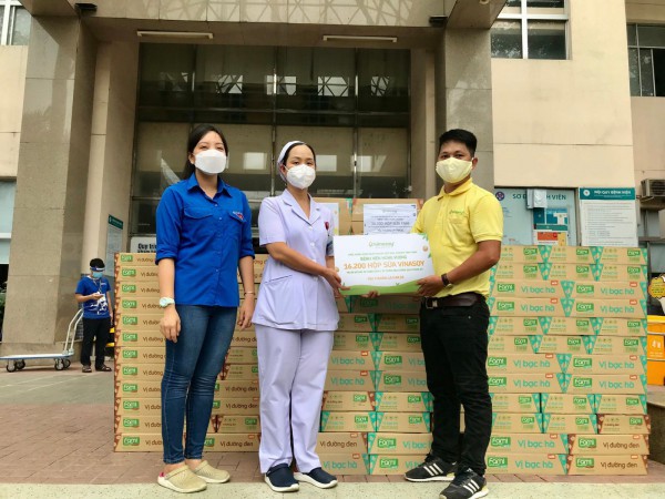 Vinasoy trao 50.000 hộp sữa Fami cho các nữ y bác sĩ tuyến đầu chống dịch