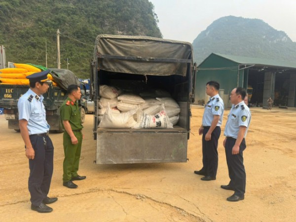 Cao Bằng: Phát hiện, xử lý trên 4 tấn phân đạm nhập lậu Cao Bằng: Phát hiện, xử lý trên 4 tấn phân đạm nhập lậu