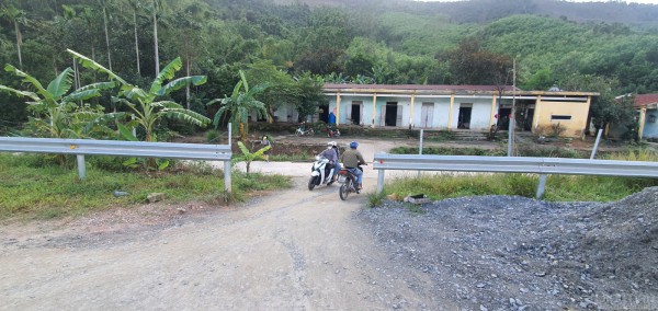 Người dân tự "mở đường ngang" để đi tắt lên cao tốc La Sơn-Túy Loan