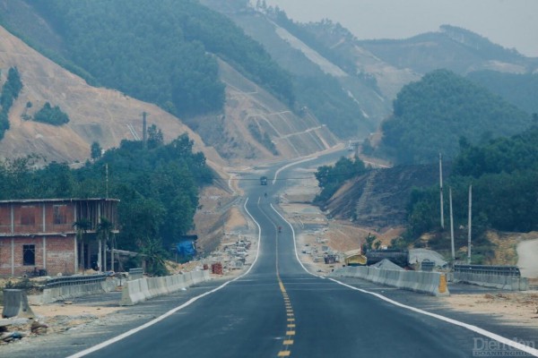 Người dân tự "mở đường ngang" để đi tắt lên cao tốc La Sơn-Túy Loan
