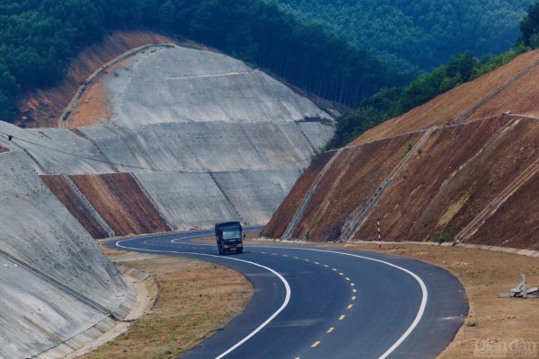 Người dân tự "mở đường ngang" để đi tắt lên cao tốc La Sơn-Túy Loan Người dân tự "mở đường ngang" để đi tắt lên cao tốc La Sơn-Túy Loan