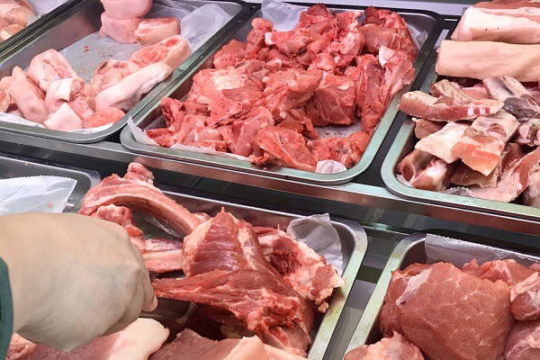 Vì sao giá lợn hơi giảm, thịt thành phẩm vẫn “neo” cao?