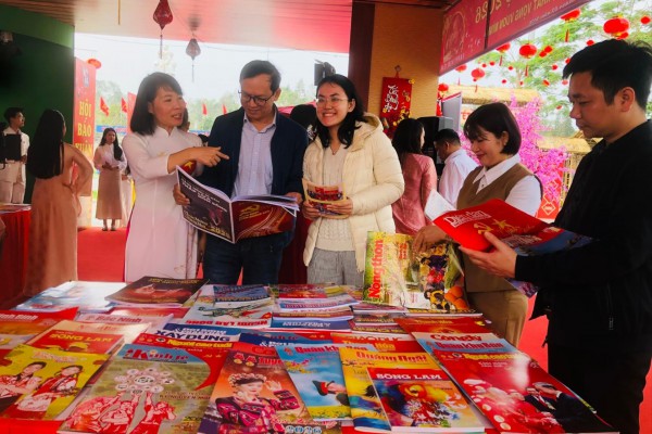 Đặc sắc Hội báo Xuân Bính Ngọ và Triển lãm ảnh tại Nghệ An Đặc sắc Hội báo Xuân Bính Ngọ và Triển lãm ảnh tại Nghệ An