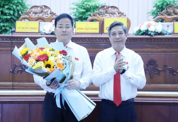 Ông Trần Văn Huyến được bầu làm Chủ tịch UBND tỉnh Hậu Giang Ông Trần Văn Huyến được bầu làm Chủ tịch UBND tỉnh Hậu Giang