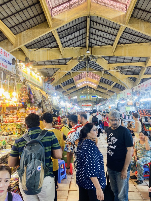 Các TikToker bắt đầu livestream tại chợ Bến Thành, tiểu thương phấn khởi: "Tôi kỳ vọng rất nhiều ở hình thức chuyển đổi này"