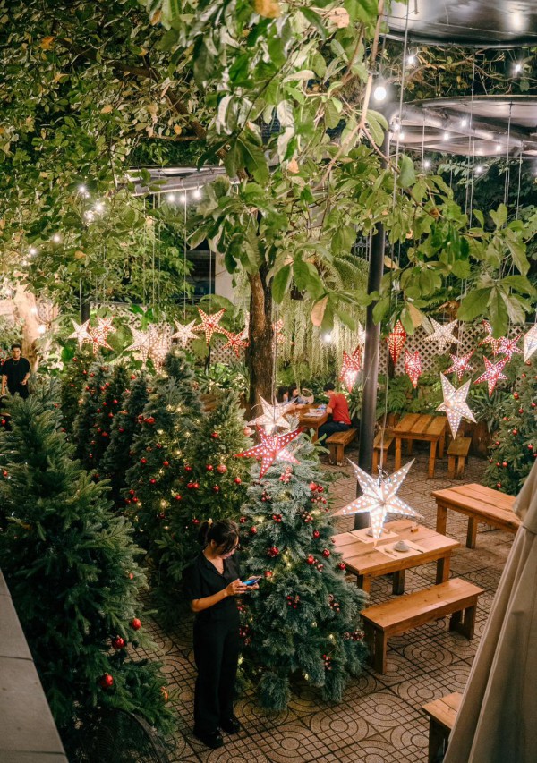 Các quán cà phê ở TP.HCM năm nay trang trí Noel cực "khủng", vừa phục vụ chụp ảnh vừa kinh doanh đồ decor để kiếm thêm