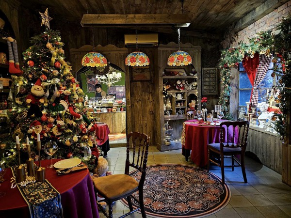Các quán cà phê ở TP.HCM năm nay trang trí Noel cực "khủng", vừa phục vụ chụp ảnh vừa kinh doanh đồ decor để kiếm thêm