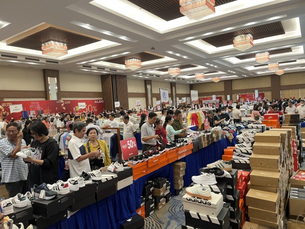 Cần Thơ: Hàng nghìn người 'săn' hàng hiệu giảm giá 10 - 80%