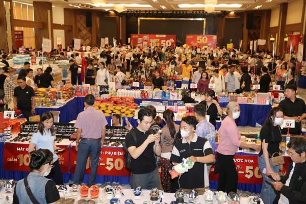 Cần Thơ bán hàng hiệu với nhiều 'ưu đãi' trong dịp lễ 30.4 và 1.5