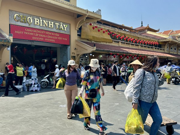 Chen chân ở chợ đầu mối lớn nhất Sài Gòn ngày cận tết Chen chân ở chợ đầu mối lớn nhất Sài Gòn ngày cận tết