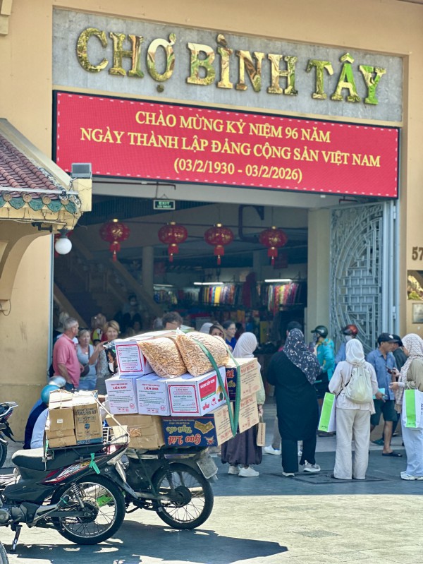 Chen chân ở chợ đầu mối lớn nhất Sài Gòn ngày cận tết Chen chân ở chợ đầu mối lớn nhất Sài Gòn ngày cận tết