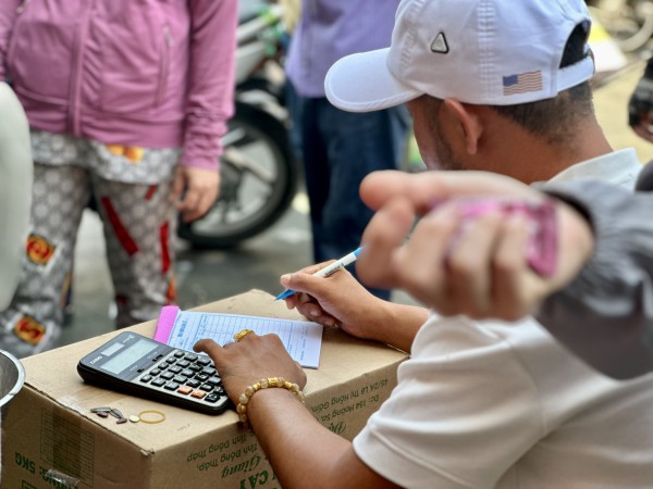 Chen chân ở chợ đầu mối lớn nhất Sài Gòn ngày cận tết Chen chân ở chợ đầu mối lớn nhất Sài Gòn ngày cận tết