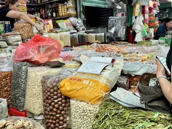 Chen chân ở chợ đầu mối lớn nhất Sài Gòn ngày cận tết Chen chân ở chợ đầu mối lớn nhất Sài Gòn ngày cận tết