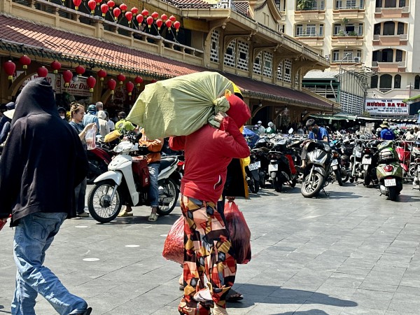 Chen chân ở chợ đầu mối lớn nhất Sài Gòn ngày cận tết Chen chân ở chợ đầu mối lớn nhất Sài Gòn ngày cận tết