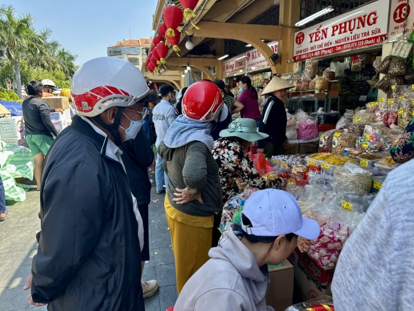 Chen chân ở chợ đầu mối lớn nhất Sài Gòn ngày cận tết Chen chân ở chợ đầu mối lớn nhất Sài Gòn ngày cận tết