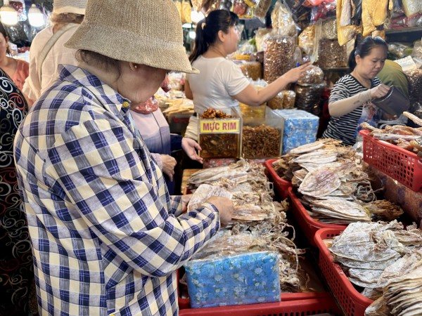 Chen chân ở chợ đầu mối lớn nhất Sài Gòn ngày cận tết Chen chân ở chợ đầu mối lớn nhất Sài Gòn ngày cận tết